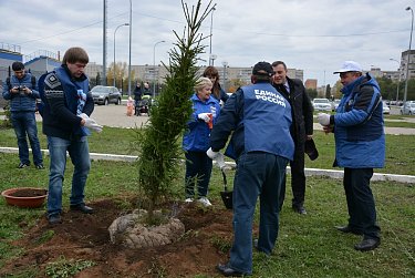 На субботнике в сквере имени Александра Прохоренко