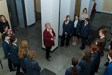 Гимназисты в депутатских креслах