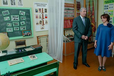 Прозвенел последний школьный звонок