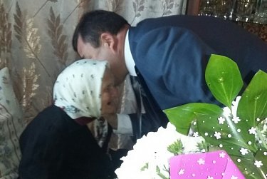 Ермек Алкулов поздравил долгожительницу