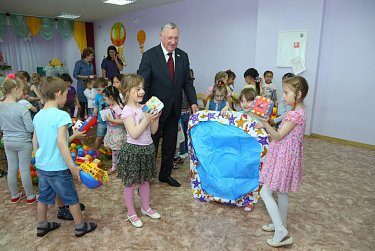 С подарками – к детям