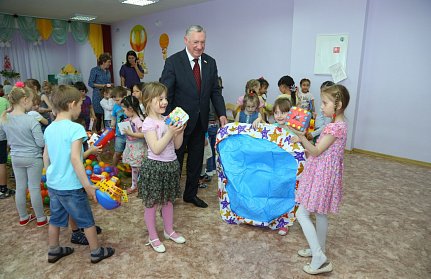 С подарками – к детям