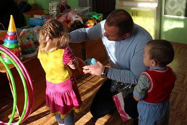 Подарки для детей от депутата Сергея Салмина