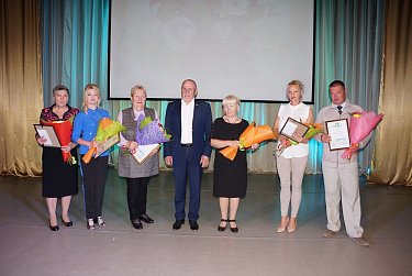 Депутаты поздравляют педагогов Оренбуржья