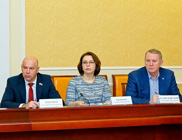 Депутаты приняли участие в заседании Инвестиционного совета области