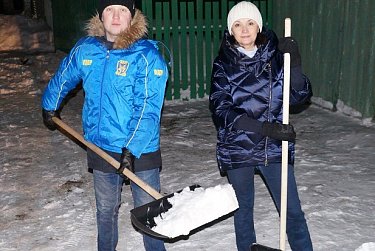 Депутаты фракции ЛДПР вышли на уборку снега