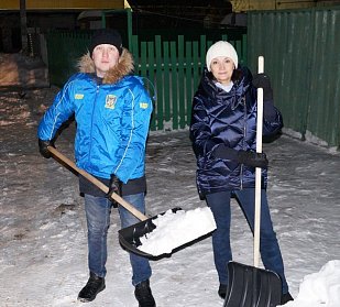 Депутаты фракции ЛДПР вышли на уборку снега