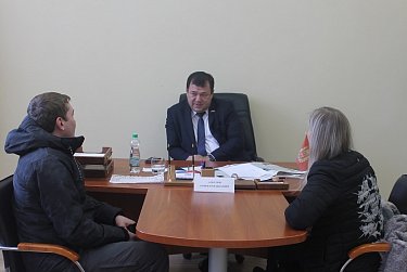 Депутаты провели приемы граждан