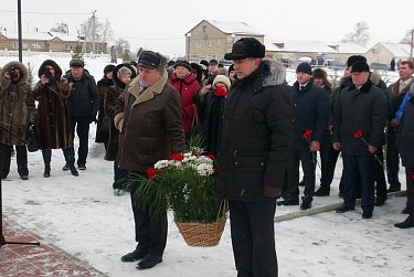 На открытии памятника прославленному земляку