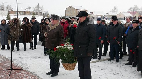 На открытии памятника прославленному земляку