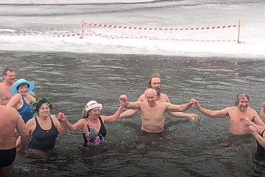 Депутат помогает орскому клубу любителей зимнего закаливания