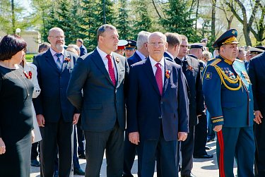 Торжественная церемония началась с минуты молчания