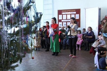 Депутаты дарят детям праздник