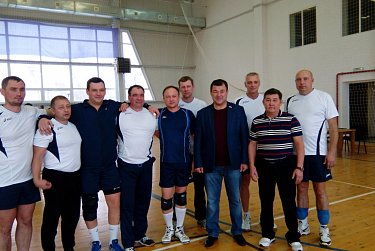 На волейбольной площадке ветераны