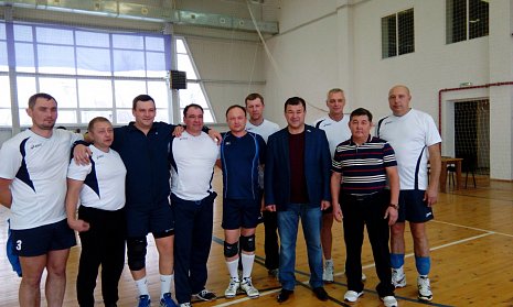 На волейбольной площадке ветераны