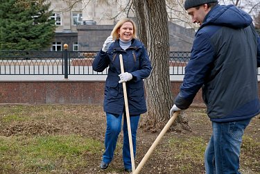 Депутаты на субботнике