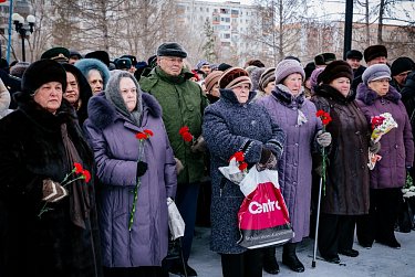 Помним героев