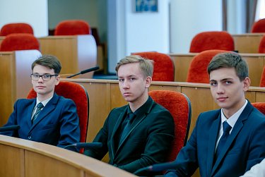 Экскурсию для школьников провела Оксана Набатчикова