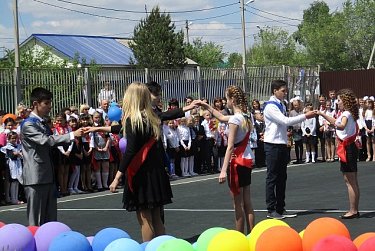 Для выпускников прозвенел последний школьный звонок