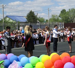 Для выпускников прозвенел последний школьный звонок