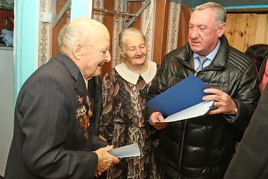 Депутаты чествуют героя