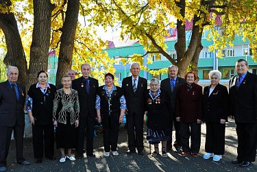 Владимир Новиков вручил Героям Соцтруда памятные медали