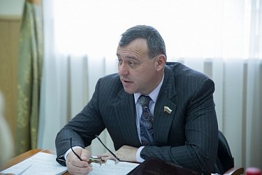 На заседание ЗС вынесут законопроекты о госслужбе и наградах 