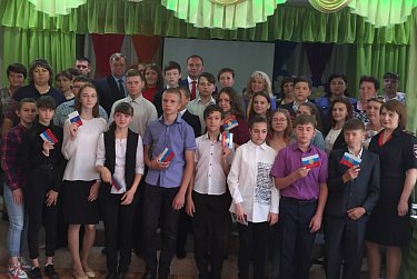 Сергей Салмин вручил паспорта юным грачевцам 