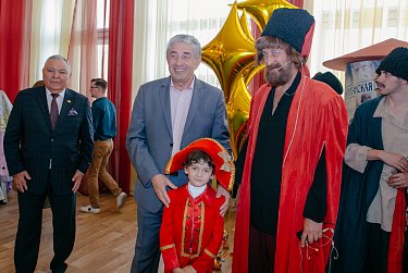 Символ Года театра прибыл в Оренбург