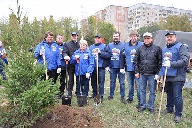 На субботнике в сквере имени Александра Прохоренко