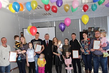 Молодым семьям илекчан вручены свидетельства на получение социальных выплат на жилье