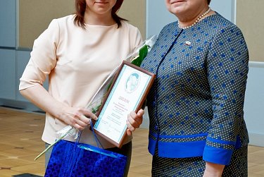 Награды победительницам конкурса «Женщина – героиня и созидательница»