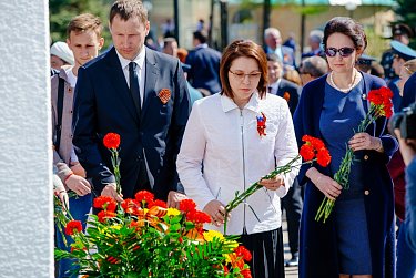 Торжественная церемония началась с минуты молчания