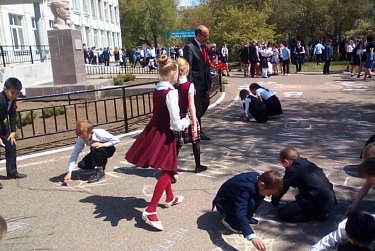 Асфальт стал местом творчества детей