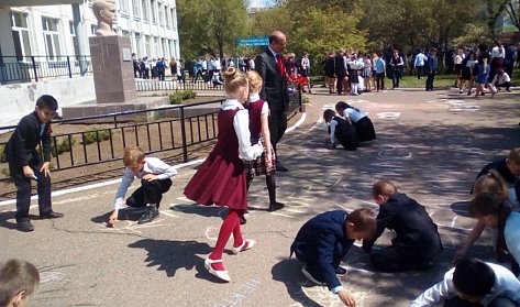 Асфальт стал местом творчества детей