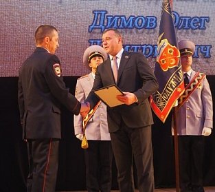 Олег Димов поздравил сотрудников полиции