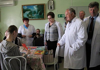 Депутаты посетили социальные учреждения