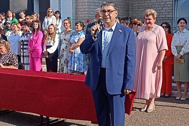 Ребятам – интересных событий и веры в себя, учителям – работы в радость