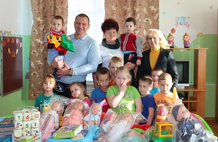 Подарки для детей от депутата Сергея Салмина