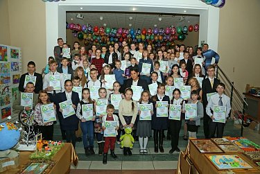 Награды юным конкурсантам от депутата Владимира Кияева