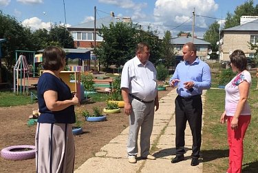 Депутат работал в территории