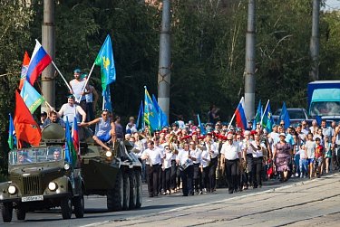 День ВДВ Оренбуржье отметило торжественными шествиями и митингами