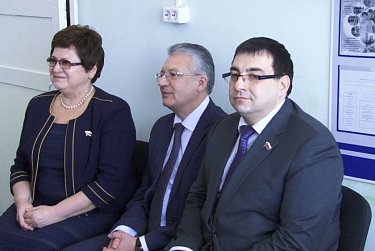 Депутаты дарят детям праздник