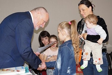 Подарки к школе от депутатов