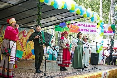 Депутаты поздравили кваркенцев с юбилеем района