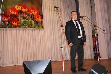 Василий Тишин поздравил представительниц старшего поколения