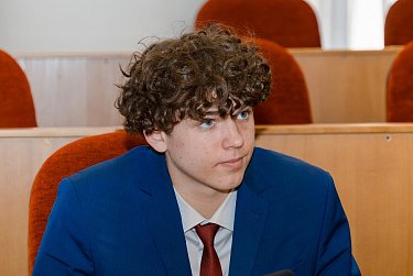 Гимназисты в депутатских креслах