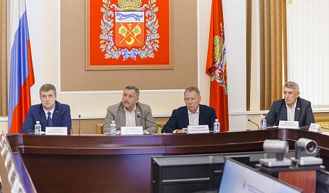 Почему в реке металл?