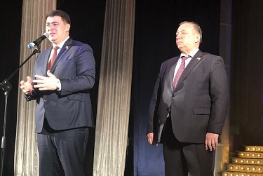 Депутаты поздравили женщин