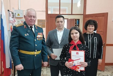 Школьники вступают в пионеры 